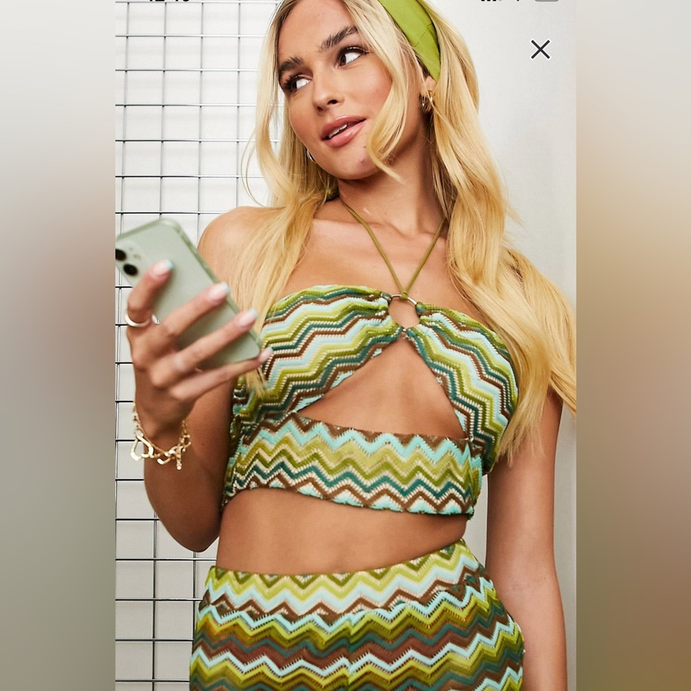 Zig zag retro print halter top with cut out